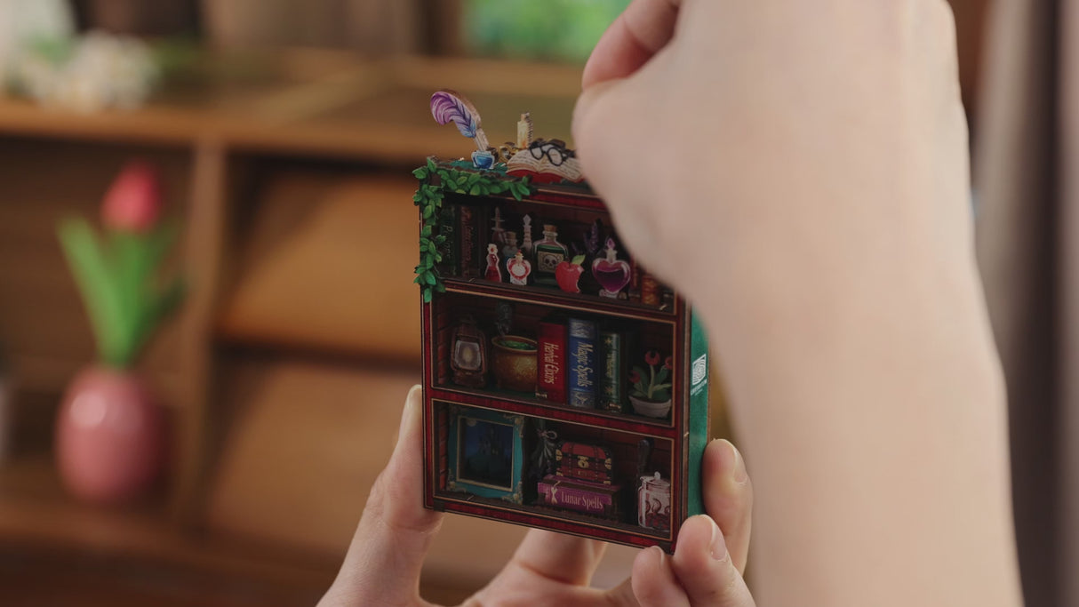 Magic Bookshelf | DIY Mini Book Nook